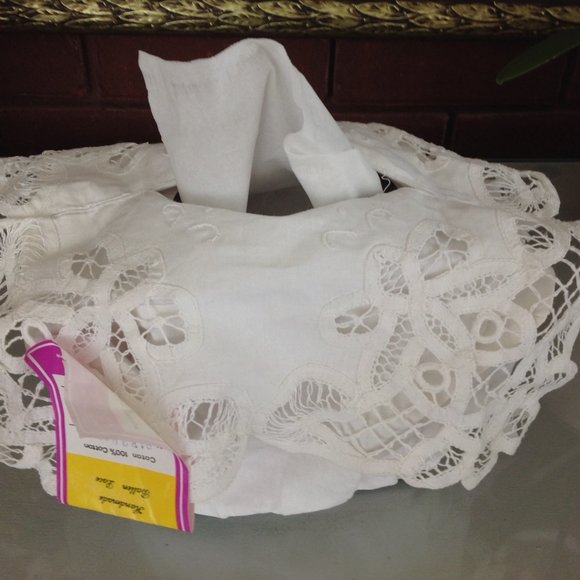 Delicately Designed Battenburg Lace Kleenex Box Cover - Picture 1 of 4